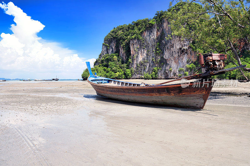 长尾船在Phra Nang海滩搁浅